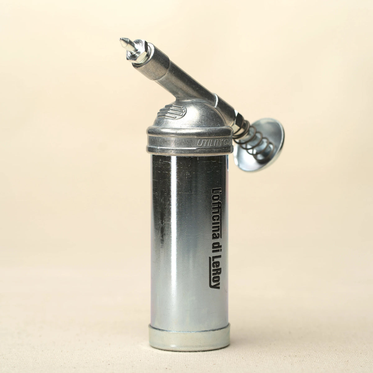L'officina x Dualco mini greaser side view showing nozzle and body construction