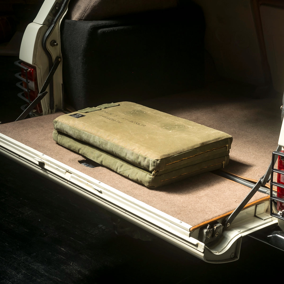 L'officina x Stray Dog Classics RRC Tailgate Cushion