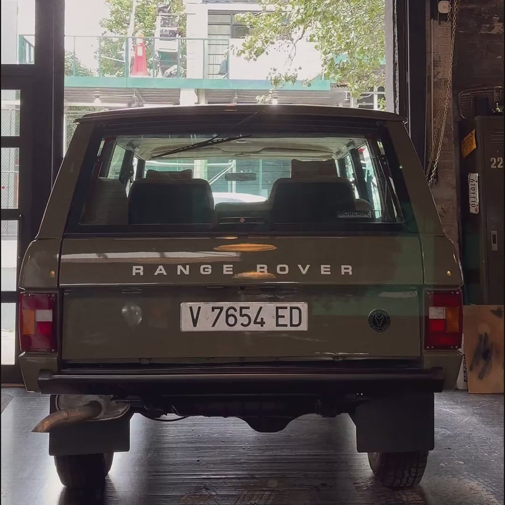 Video demonstrating the L'officina x Stray Dog Classics tailgate cushion on a green Range Rover Classic